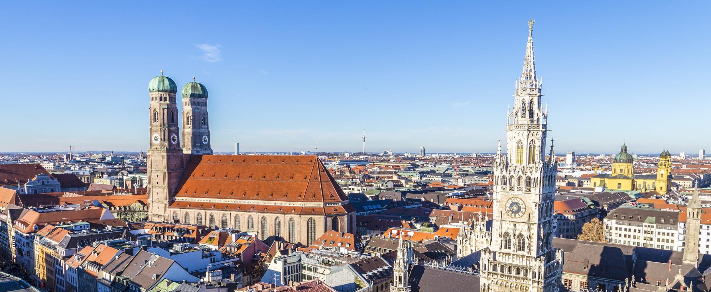 Stadtansicht von München mit Frauenkirche und St. Peter