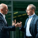 Thomas Öchsner und Andreas Grimm - zwei Geschäftsmänner diskutieren