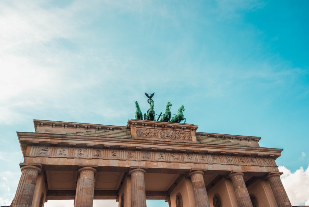 Brandenburger Tor vor blauem Himmel